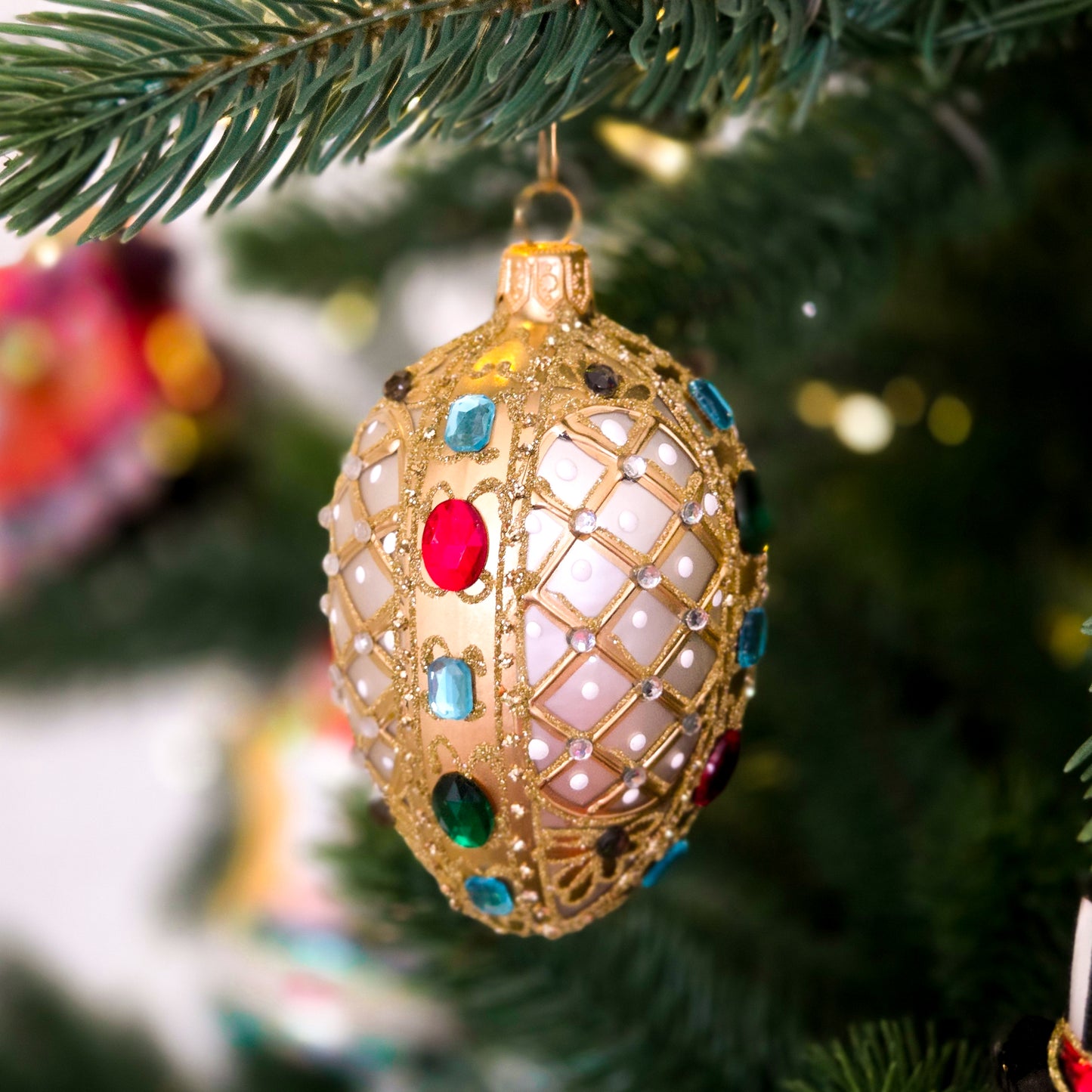 SMALL GOLD FABERGÉ EGG WITH CRYSTALS
