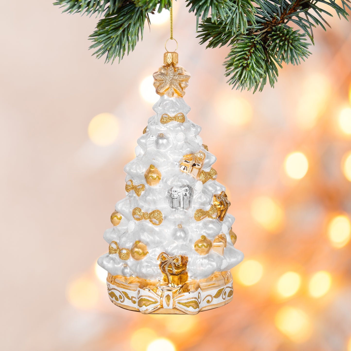 ELEGANT WHITE CHRISTMAS TREE