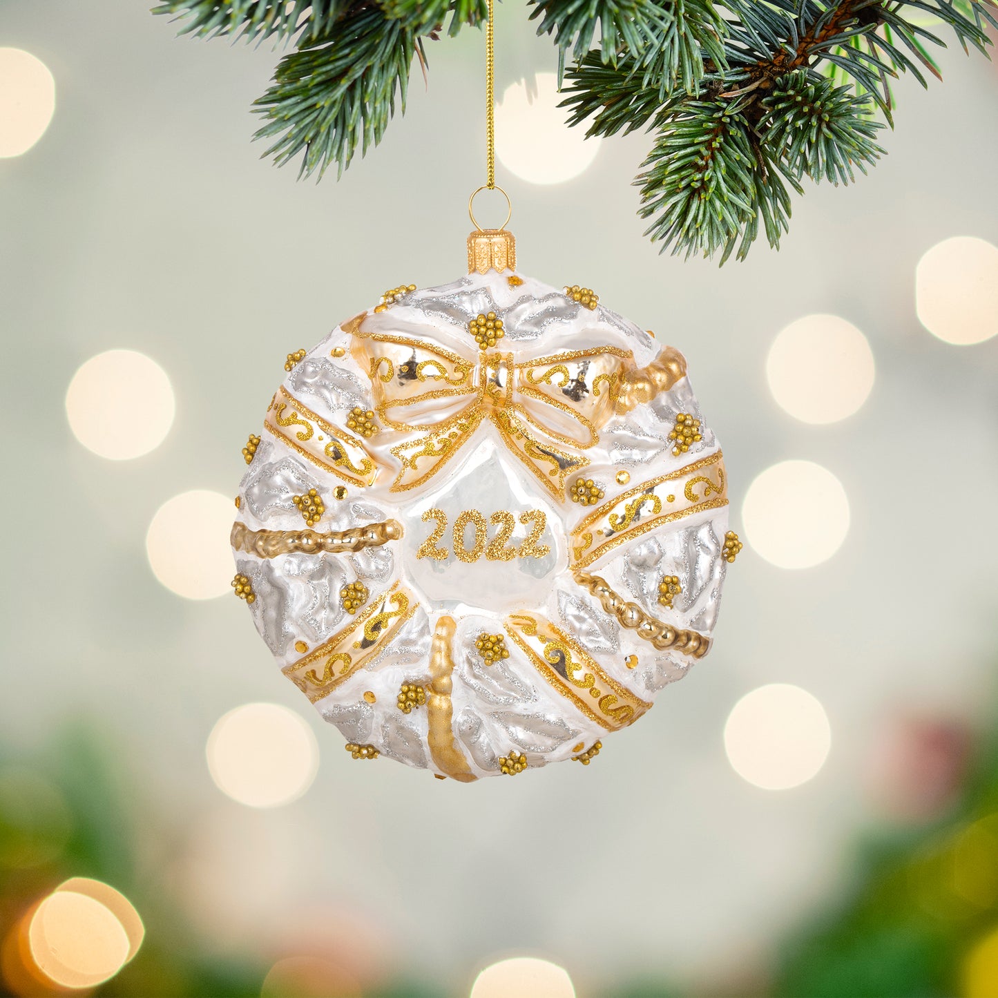 ELEGANT WHITE WREATH 2022 ANNUAL ORNAMENT